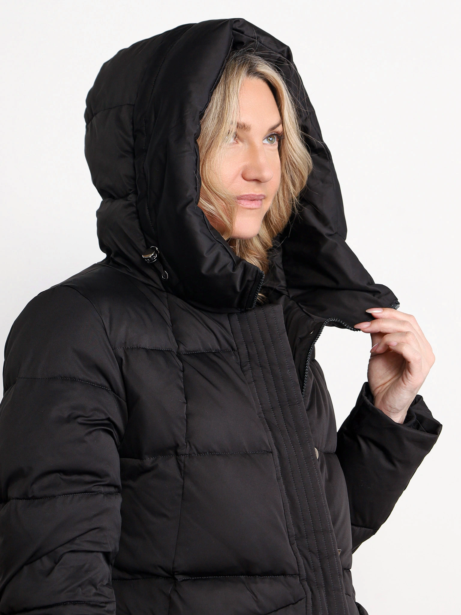 Пуховик черного цвета с капюшоном